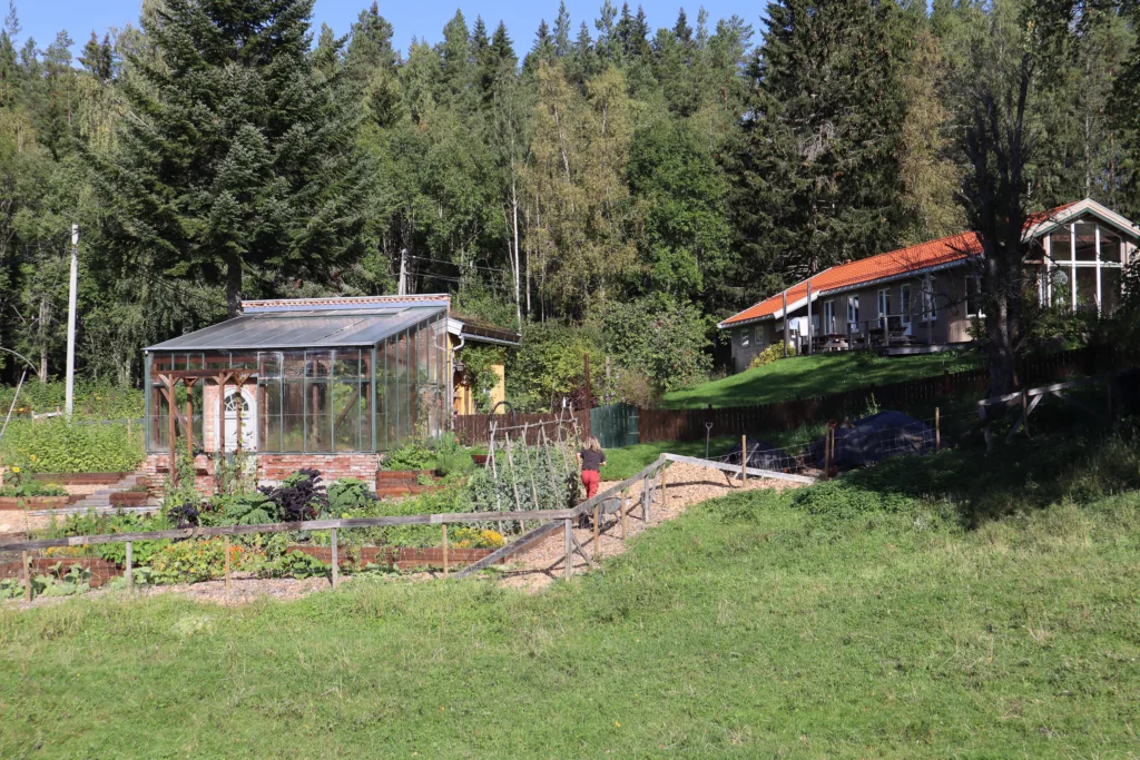 Hus, drivhus, kurslokale og kjøkkenhage er prosjektert og sjølbygd av Arvid og Birgitte