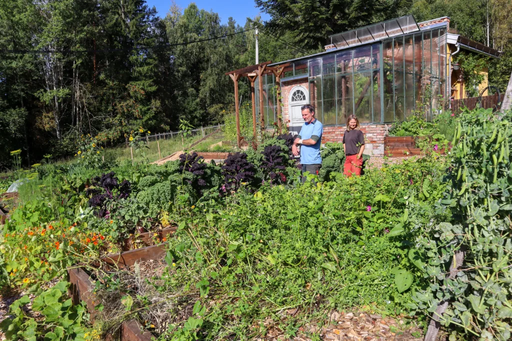 Kjøkkenhagen bruks både i kursvirksomhet og som matauk for familien