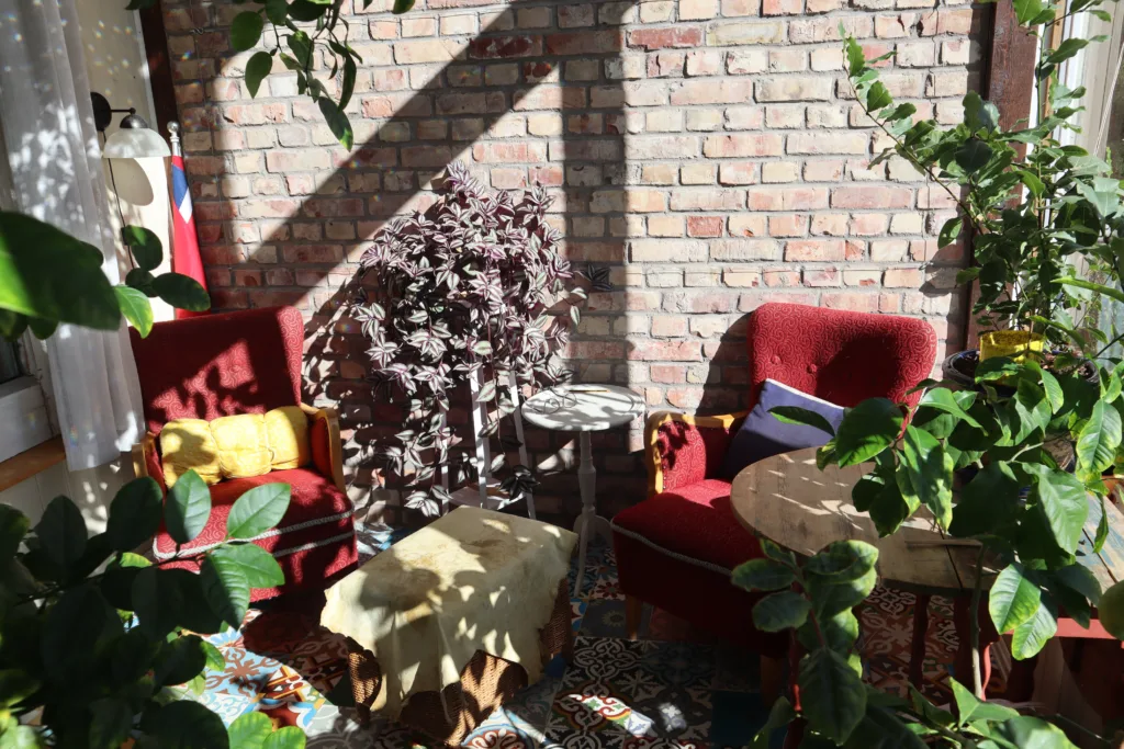 I den flotte vinterhagen Arvid bygde i bursdagsgave til Birgitte ligger det til rette for pause og gode samtaler.