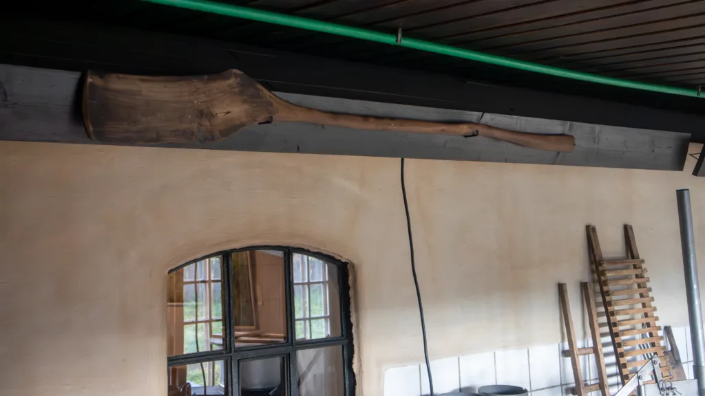 Oppunder taket i ysterommet henger den gamle rørespaden, som får hvile seg etter at det ble mekanisk røreverk i ystegryta. Foto: A.-K. Løes