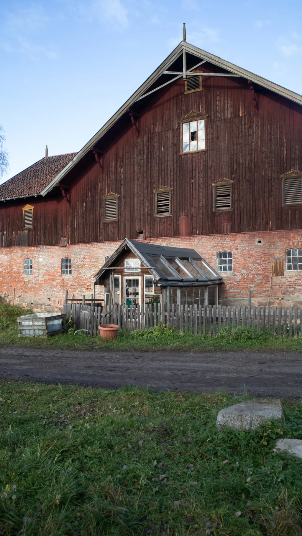 Med riktig innstilling til hva som er brukbart og hvordan tid best kan brukes, kan en staselig låve fra 1900 fortsatt være uunnværlig, med minimale ombygginger etter 124 år. Drivhuset er fra nyere tid. Foto: A.-K. Løes