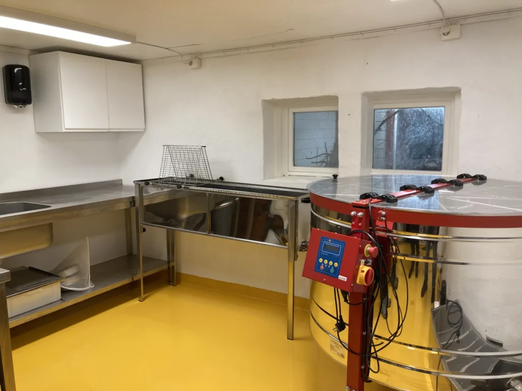 Det er gode arbeidsforhold i det romslige slyngerommet. Foto: A.-K. Løes