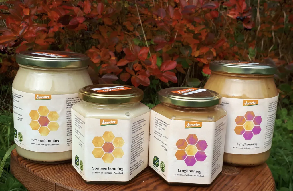 Honningen fra Solhagen er merket både med Ø-merket og Demeter-merket. Det er egne retningslinjer for biodynamisk birøkt. Foto: Loes van Alphen