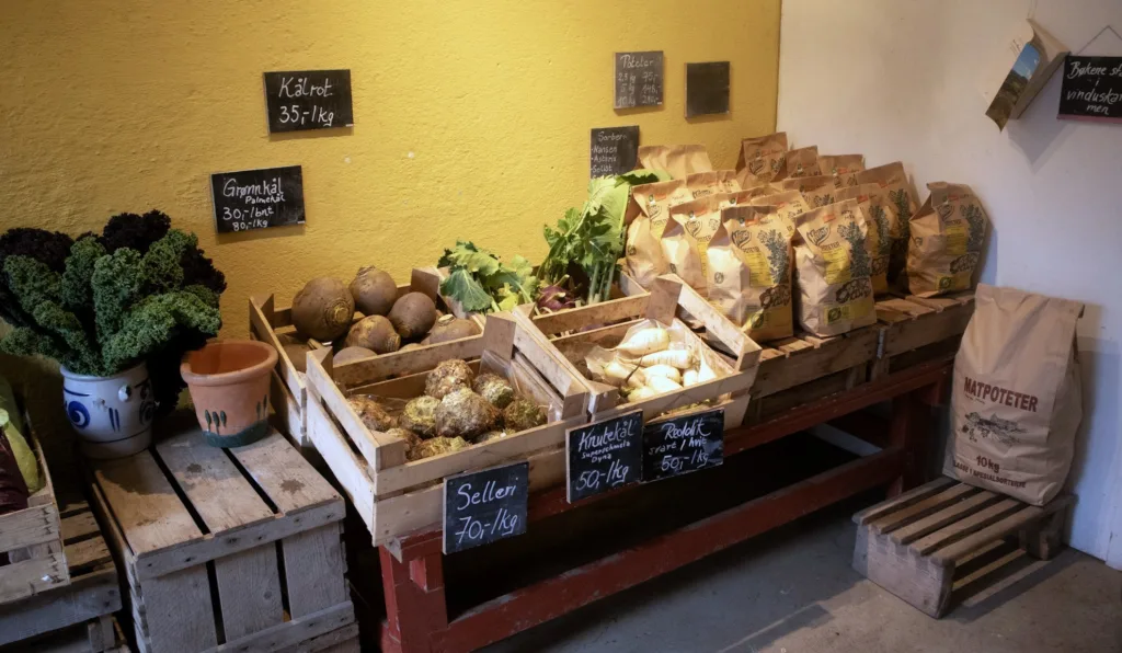 Gårdsbutikken er åpen døgnet rundt, men fortrinnsvis fra 9 til 18. Her kan man handle det man vil og vippse det varene koster