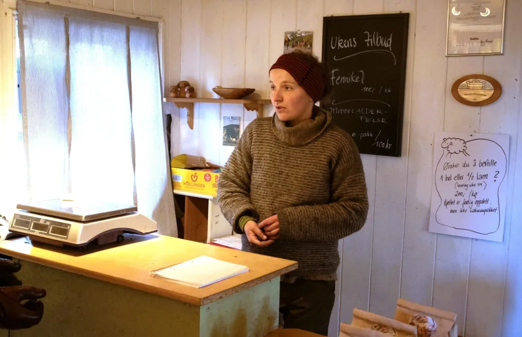 Eva Bühler har vært på Alm i mange år, og er ansvarlig for gårdsbutikk og grønnsakdyrking