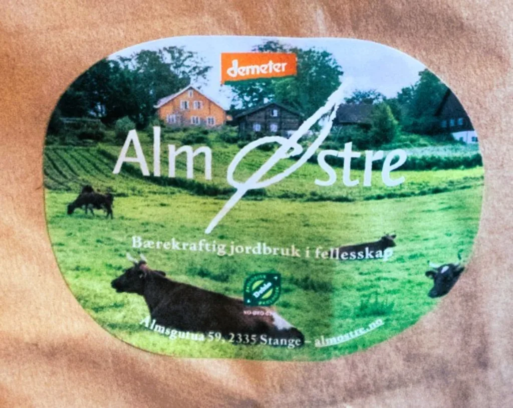 Bærekraftig landbruk i fellesskap, er slogan på etikettene som pryder matvarer produsert på Alm. Dessuten er både Demeter-merket og det norske Ø-merket viktig å kommunisere