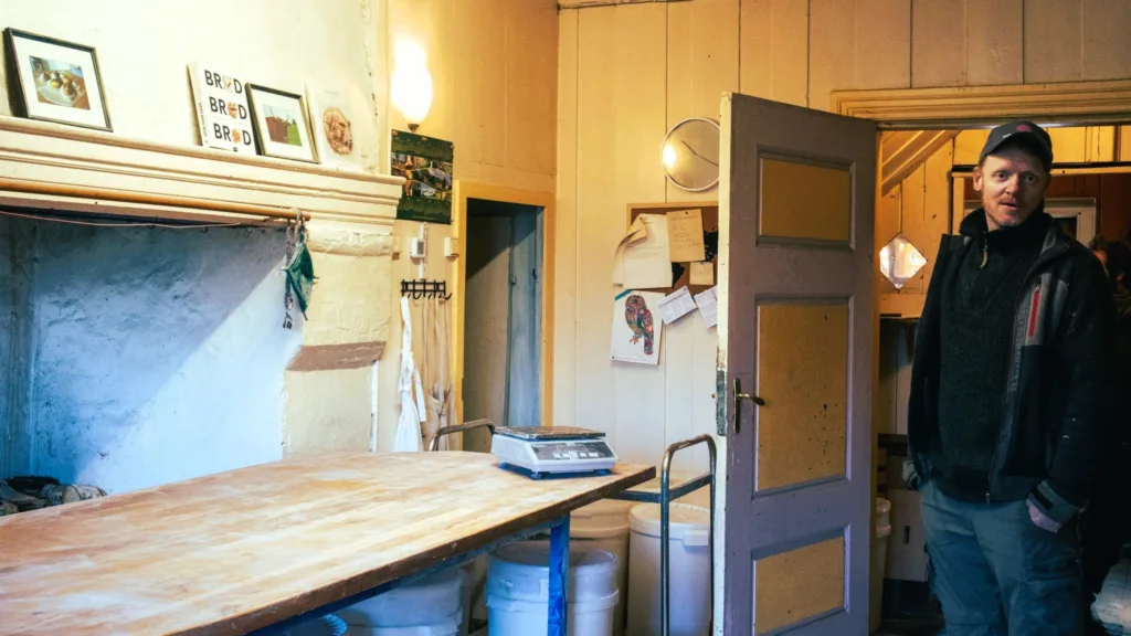 Bakeri-ansvarlig på Alm er Aslak Husum, som har vært på Alm siden 2018