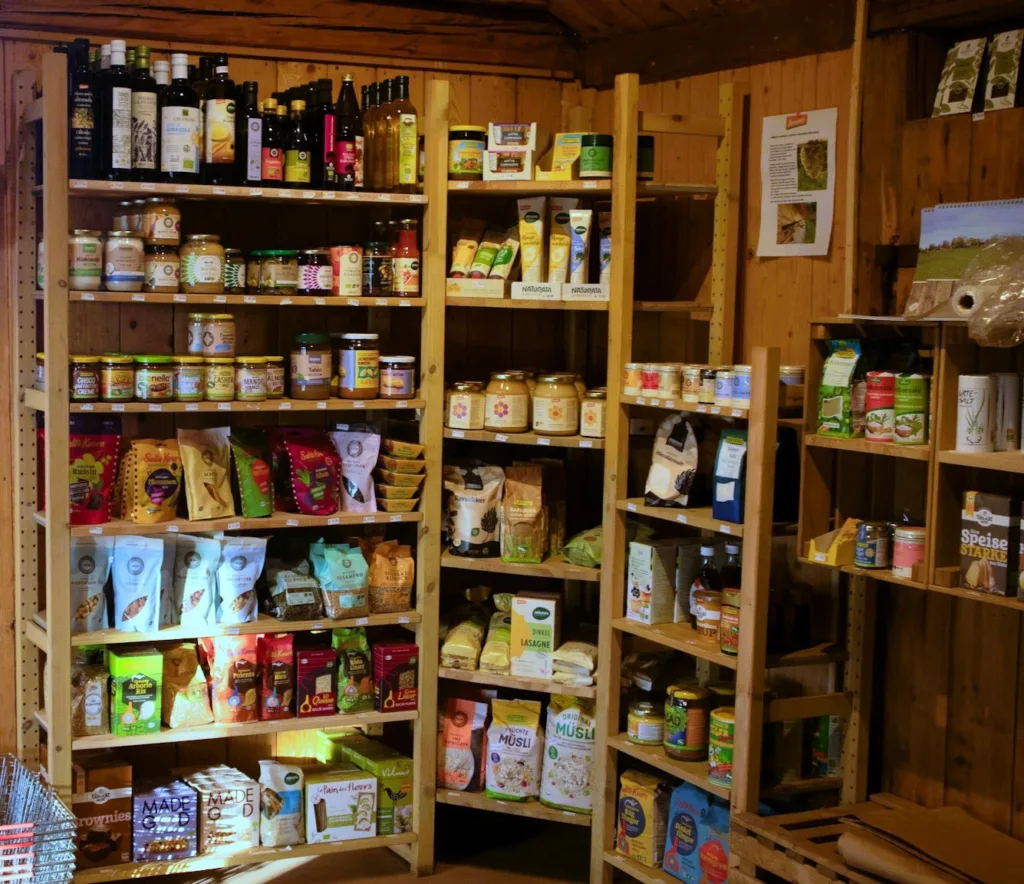Rikt utvalg i gårdsbutikken på Alm