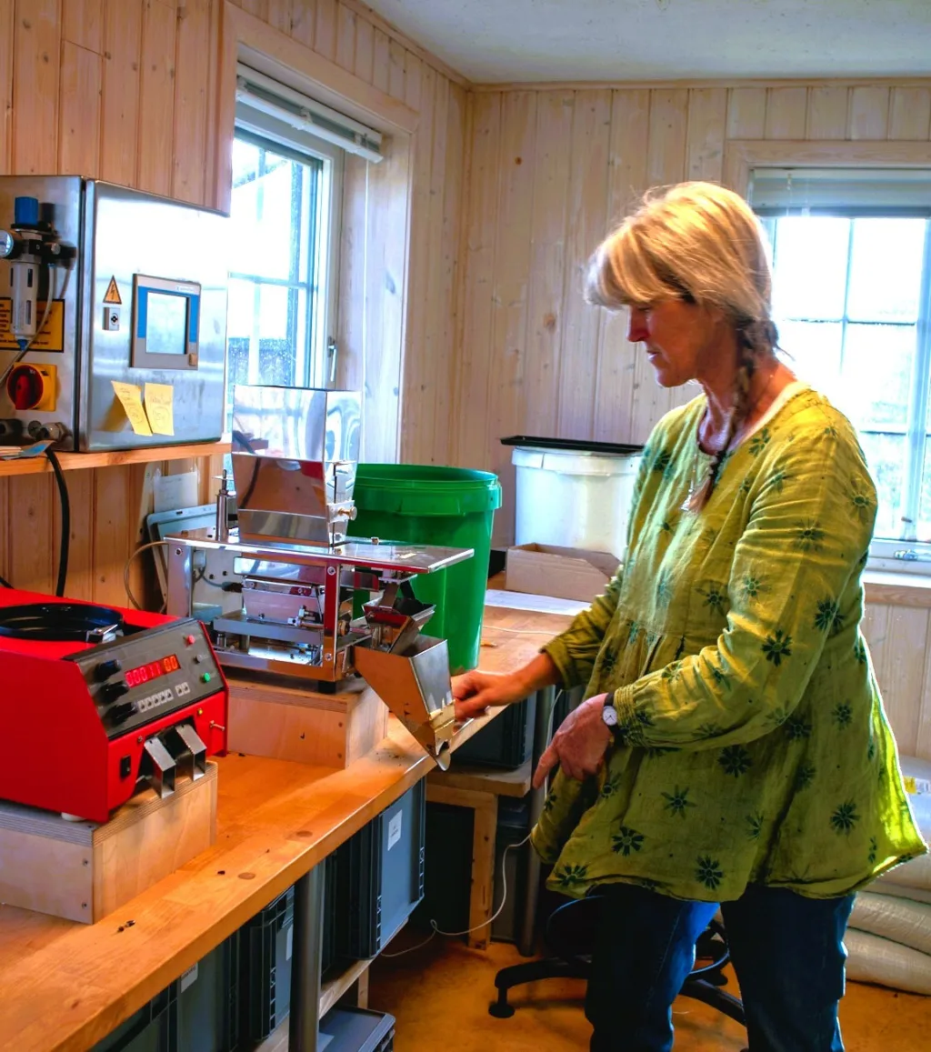 Loes viser fram en automatisk posepakkemaskin. Denne kan kombineres med både en telle- og veiemaskin
