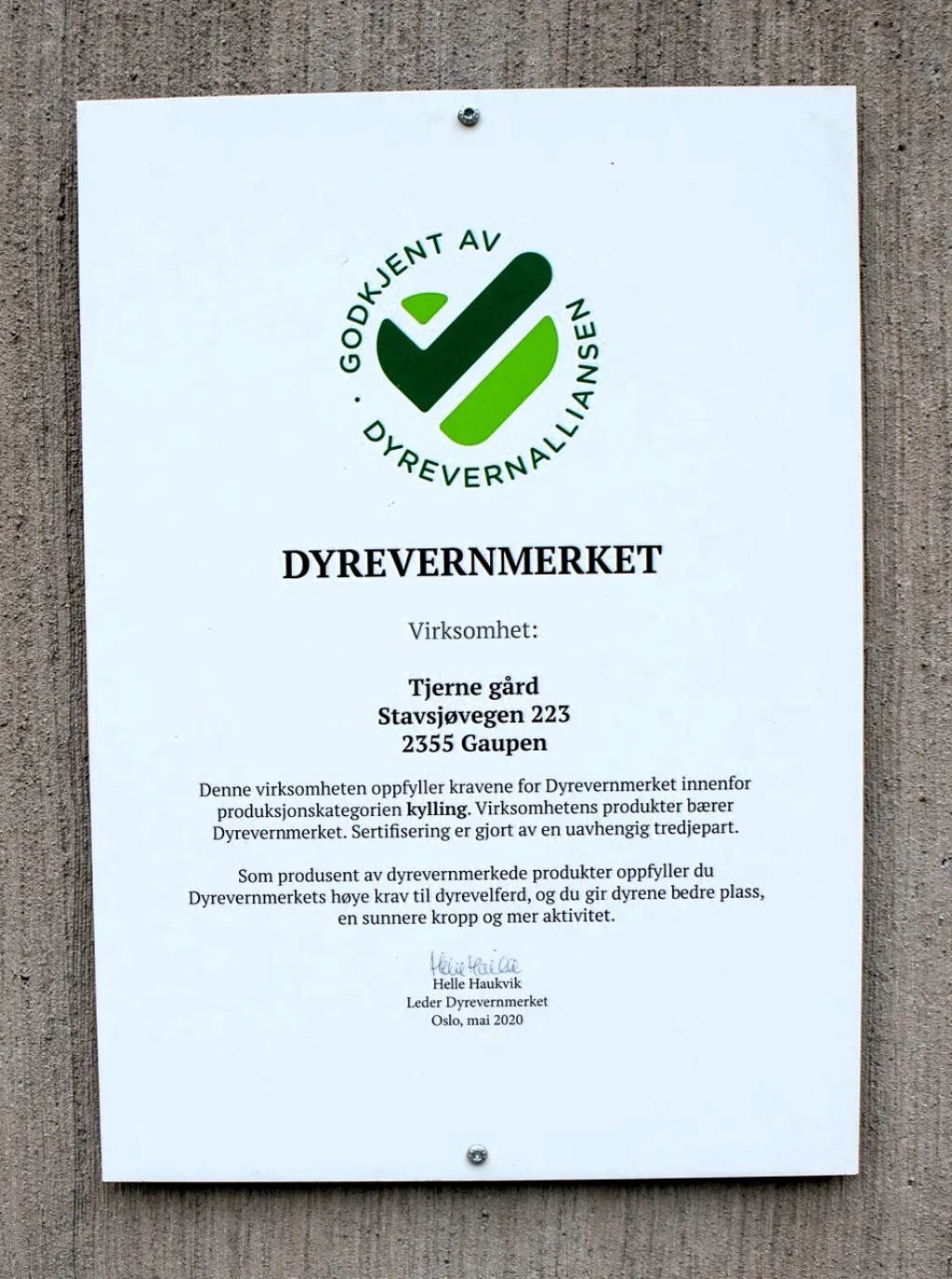 Hovelsrud kylling har Dyrevernmerket fra Dyrevernalliansen i tillegg til Debio-merket for økologisk produksjon. Foto: Rosann Johanssen