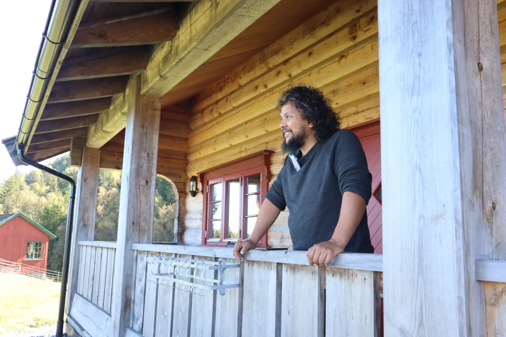 En familie fra Venezuela med to små barn – bosatt i København – fant veien til Tjønnås for å samle krefter i en hektisk tilværelse. Mor og barn slumret inne i hytta da bildet ble tatt.  Foto: Rose Bergslid