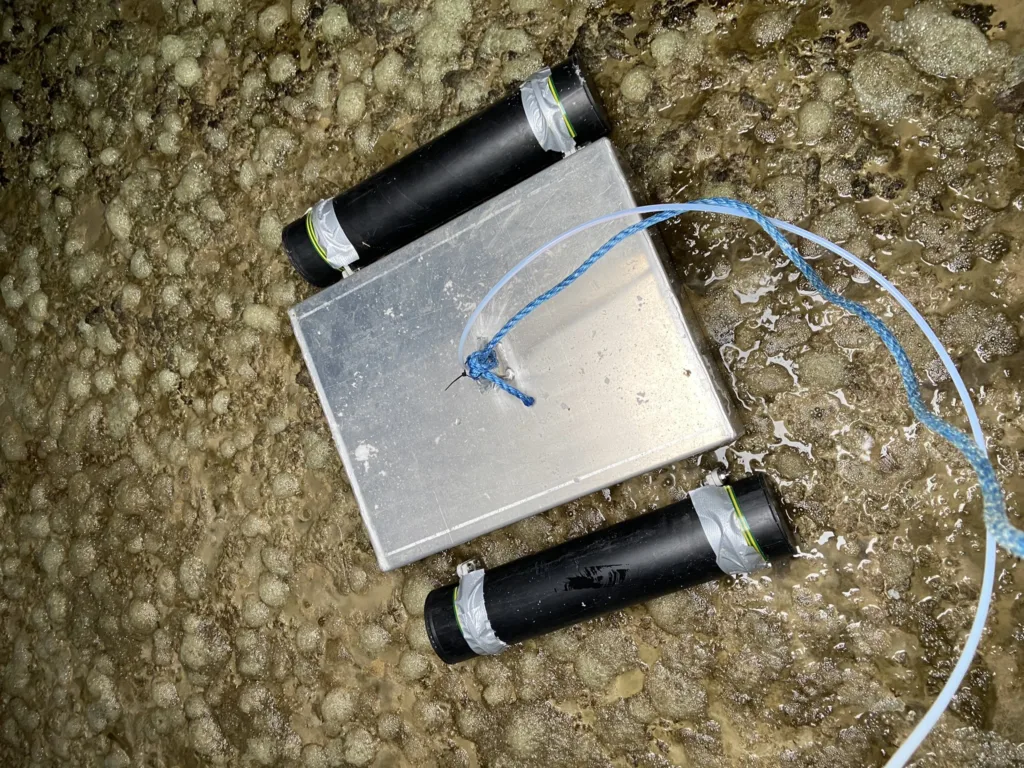 På et gjødsellager med lite vann i gjødsla og tilsetning av en type finmalt kalk var det mye gassbobler i gjødsla, men små metanutslipp.