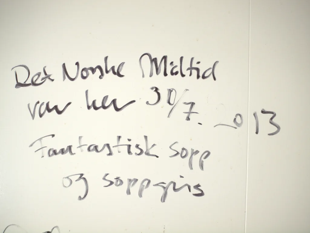Hilsen fra Det Norske Måltid henger på veggen i pakkerommet