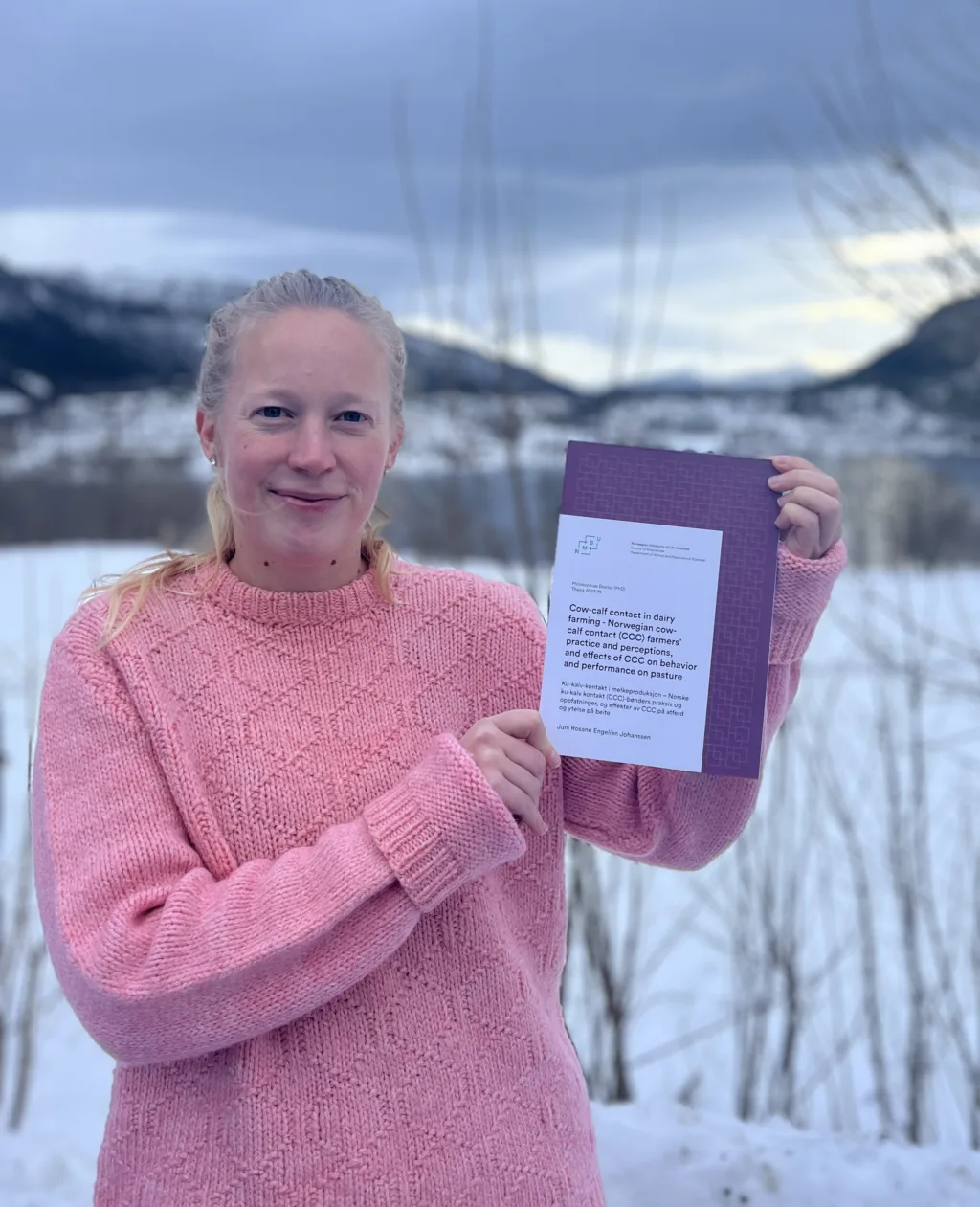 Juni Rosann E. Johanssen med sin doktorgradsavhandling (2020-2024).