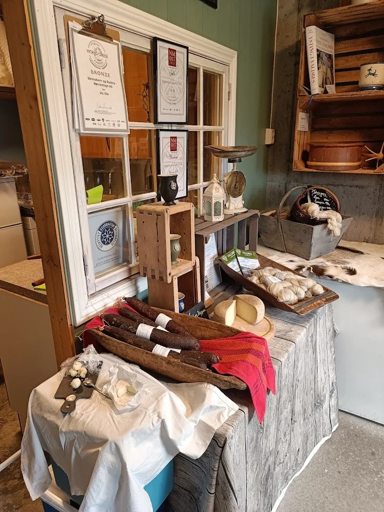 Det meste av produktene selges fra stølen og gården.