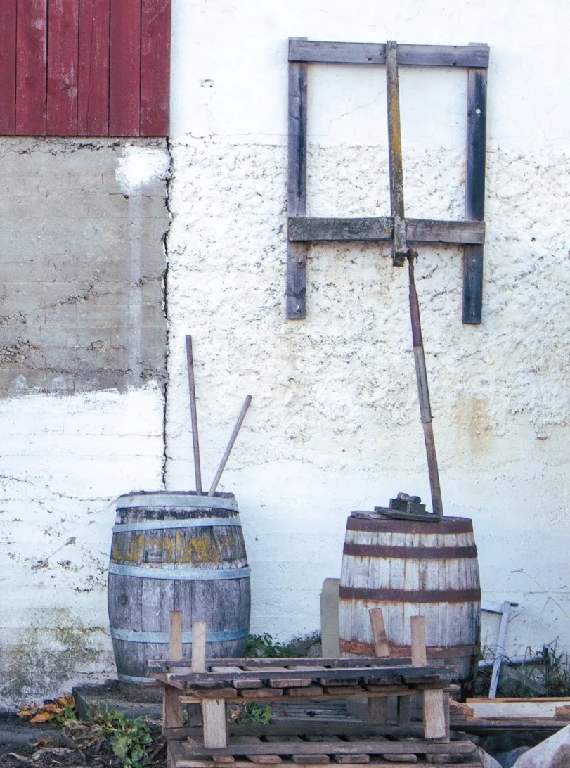 På vestsida av låven er det lagt ned mange timer i å røre preparater. Bare den ene tønna brukes til røring
