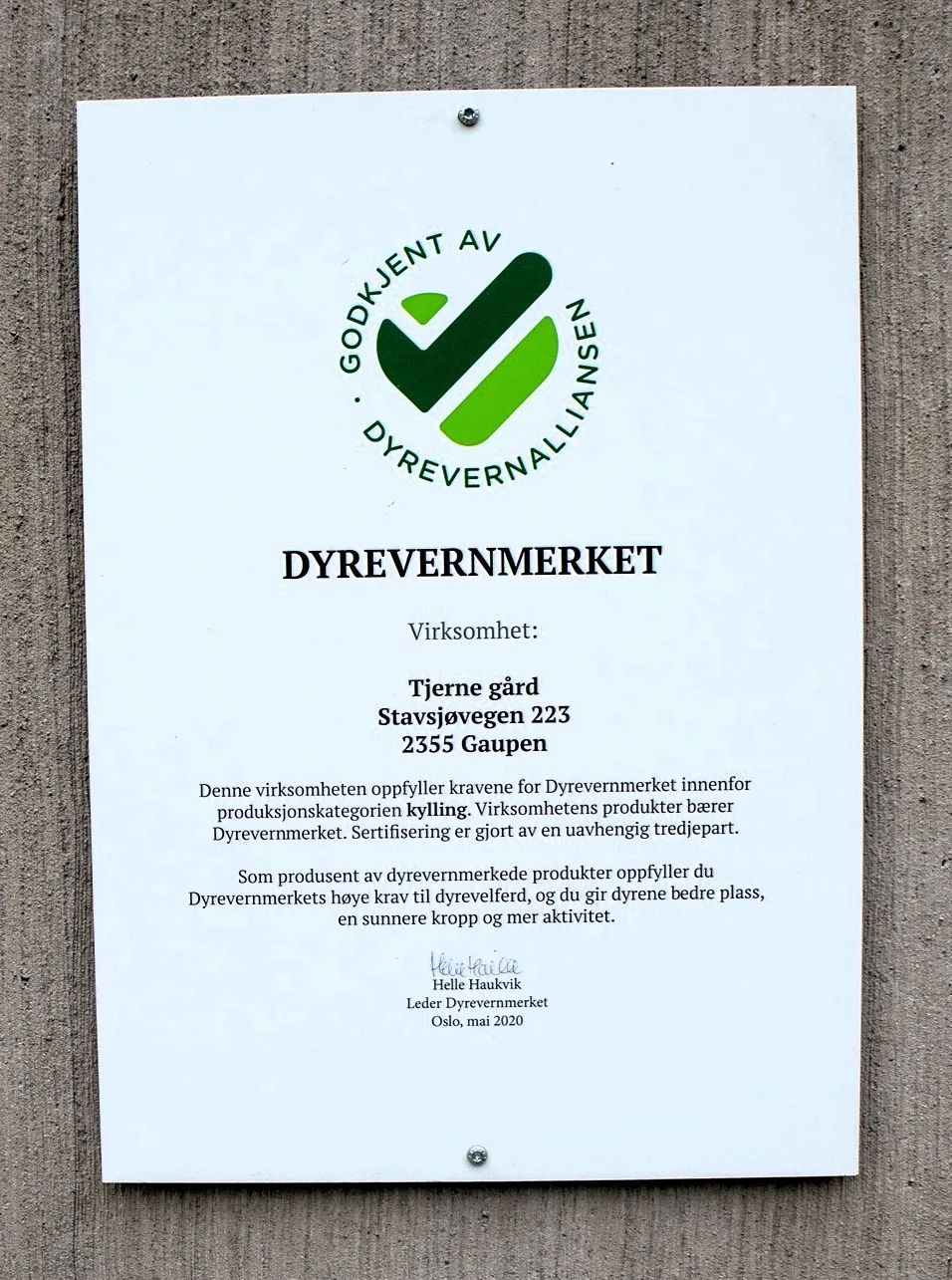 Hovelsrud kylling har Dyrevernmerket fra Dyrevernalliansen i tillegg til Debio-merket for økologisk produksjon. Foto: Rosann Johanssen