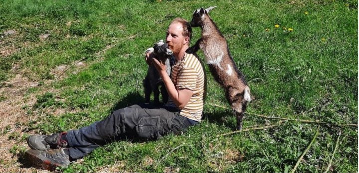 Bonden og geitekillingene tar en liten pust i bakken. Foto: Rose Bergslid