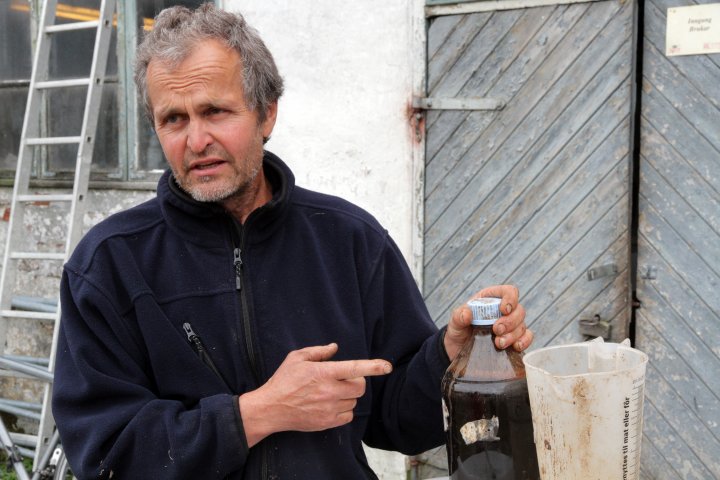 Knut Vasdal har utviklet et system for foredling av storfegjødsel som gir flere fraksjoner med ulike egenskaper og bruksområder. Foto: Anita Land