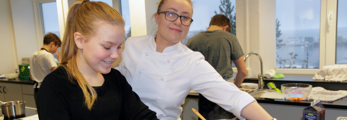 Videregående elever (i kokkeklær) er lærerer for niendeklassinger ved Nordlandet ungdomskole i Kristiansund. Foto: Anita Land