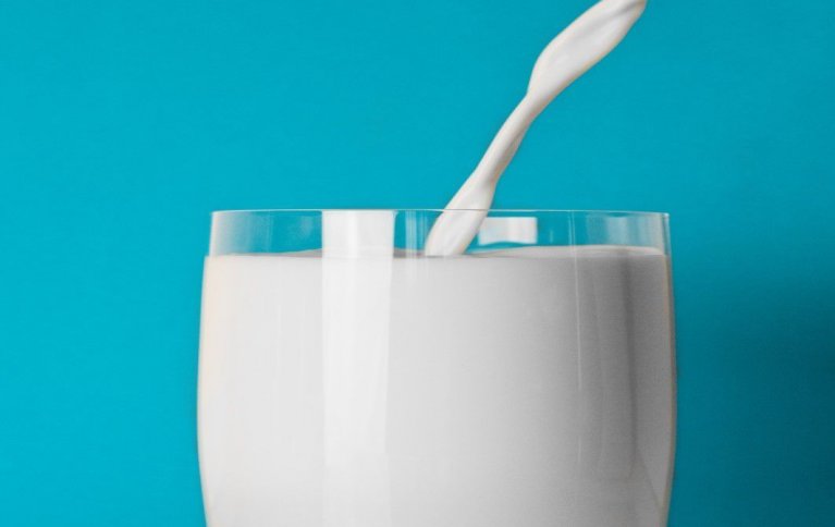 HALVTOMT ELLER HALVFULLT: Vi kjøper mer og mer økomelk i Norge, uten at produksjonen går opp.  Det kan bety mangel på norskprodusert økologisk melk.