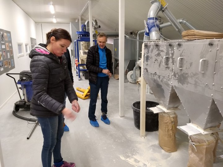 Engasjert gardbruker, møller og ernæringsfysiolog Ingrid Gardseth viser fram anlegget på Telneset. Foto: Liv Solemdal