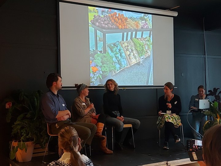Randi Ledaal Gjertsen (helt til høyre), ledet en samtale mellom produsentene under dialogkonferansen (fra venstre): Sigurd Vassenden (Grønt frå Grindal), Sofia Maria Bang Elm (Avdem gårdsgrønt) og Ida Kleppe (Lundemansverk gard). Foto: Frøydis Gillund