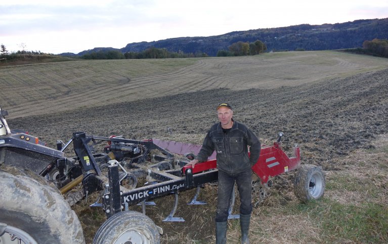 Bonde Kåre Eidsmo i Melhus fra harving mot kveke sist høst. I vår blir det ikke tid til kvekeharving før såing. Foto: Jon Schärer.