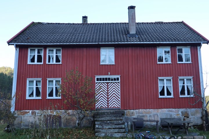Det gamle våningshuset på gården står klart til å huse feriegjester om sommeren. . Foto: Rose Bergslid