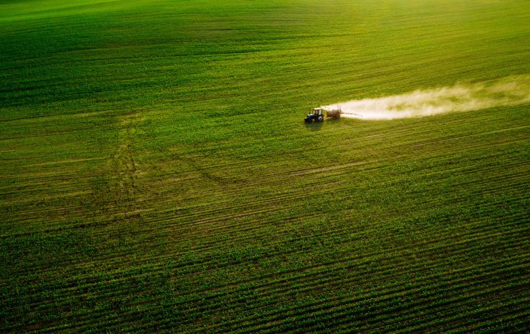 PLANTEVERN PÅ AVVEIE: Kjemisk-syntetiske sprøytemidler som brukes i landbruket sprer seg med vind og vann slik at stoffene havner  helt andre stedet enn der de var tenkt. . Foto: Adobe stock