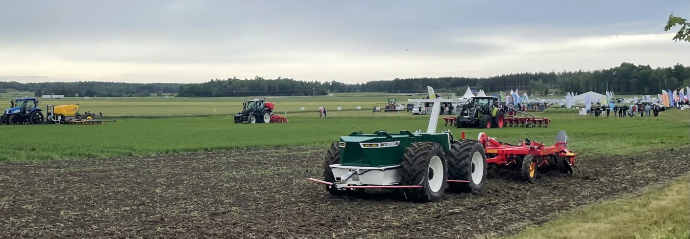 Hundrevis av fagfolk og gårdbrukere var samlet på Brunnby Lantbrukardagar i Västerås, Sverige i starten av juli. En av aktivitetene på messen var en demonstrasjon av tre autonome maskiner som kan peke mot en ny retning for økologisk jordbruk. Foto: Kari Løe