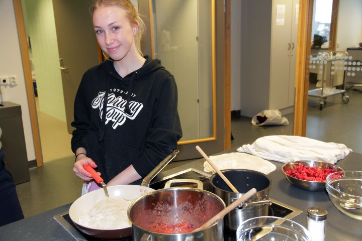 - Jeg hadde ikke tenk på dette med mat og miljø før vi snakket om det i forberedelsene til matlagingina, sier Celina Eriksen. Foto: Anita Land