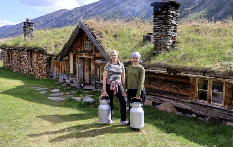 På Inner Gammelsetra er det ungdommene som står for seterdrifta og viderefører håndverket og tradisjonene