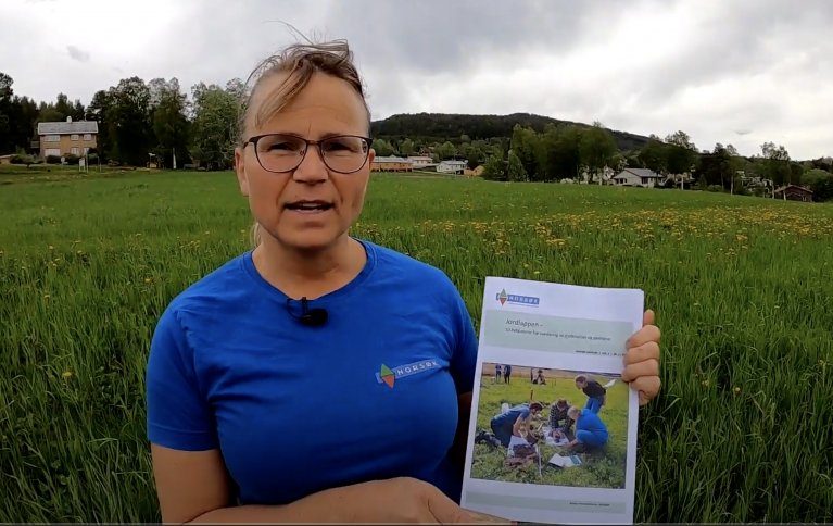 Forsker Reidun Pommeresche står bak Jordlappen, som er en praktisk veileder for å vurdere jordhelse og -kvalitet. Foto: Vegard Botterli