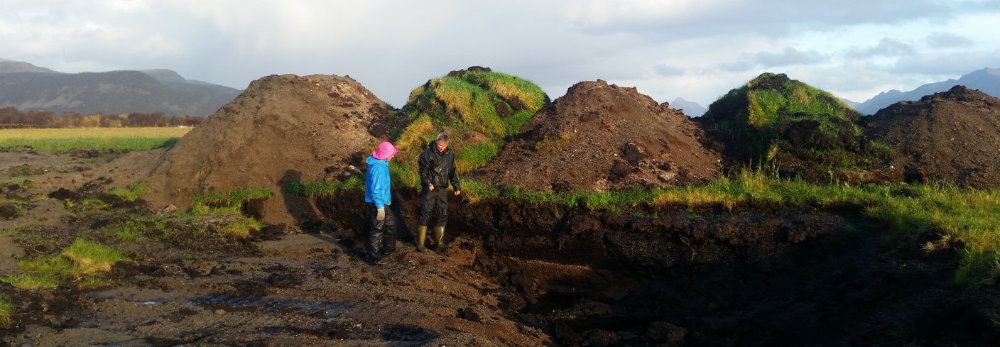 Geir har lagt ned mye arbeid med å grave opp kanaler, sortere og fordele de ulike jordfraksjonene. Foto: Ragnhild Renna, NLR Nord-Norge