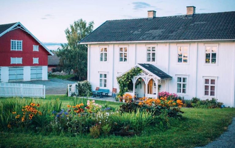 EN AV NORGES STØRSTE: Fokhol Gård eies av en stiftelse. På gården drives det biodynamisk landbruk i stor skala, i tillegg til forsknings- og utviklingsarbeid . Foto: Fokhol Gård