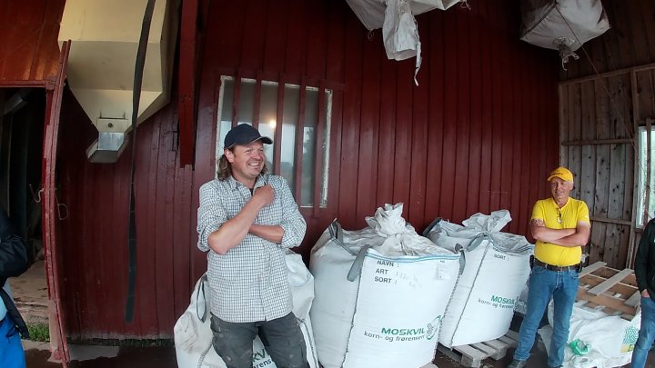 GAMMEL FAMILIEBEDRIFT: Hans Olav Moskvil driver Moskvil korn- og frørenseri som renser 6-700 tonn såkorn og frø hvert år. Han er snart alene om denne typen virksomhet. Foto: Anne-Kristin Løes