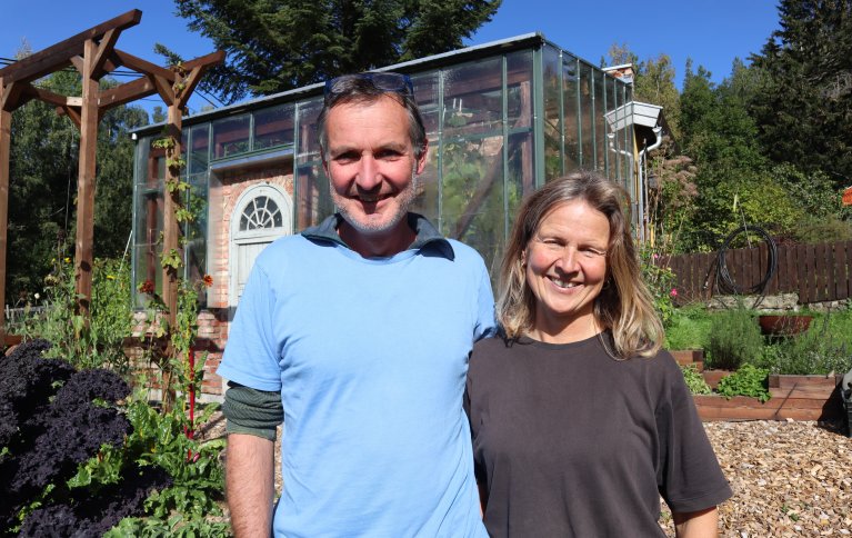 Med dobbel dose grønn kompetanse og skaperevne, tydelige mål, gjennomføringsevne og et nedlagt gartneri har Birgitte og Arvid bygd sitt eget økologiske livsverk. . Foto: Rose Bergslid