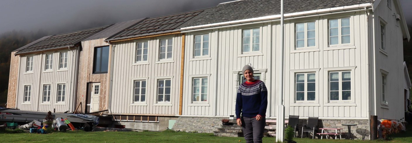 BONDE MED SKAPERGLEDE I FOKUS: Bonde og gründer Marie Teigland på tunet hjemme på Sjurstua i Molde kommune i Møre og Romsdal. Foto: Vegard Botterli