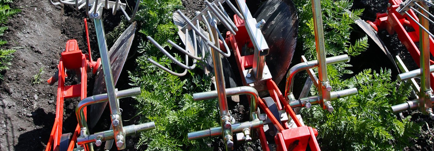 Radrensertraktor med midtmontert utstyr gir god oversikt over planterekkene og lite svinn i kjøringen. Foto: Leif Arne Holme