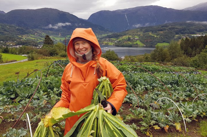 Katinka Kilian eier av Ulvik andelslandbruk, sammen med ektemannen Grzegorz Kramar. Hos dem står det pedagogiske og sosiale aspektet ved økologisk grønnsaksdyrking og småskalaproduksjon sentralt. Foto: Anna Birgitte Milford