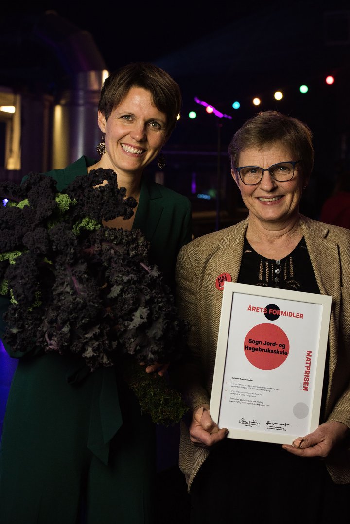 I kategorien Årets Formidler var det Sogn Jord-og Hagebruksskule som gikk av med seieren. Elin Rømo Grande og Gry Takvam mottok prisen. Foto: Debio