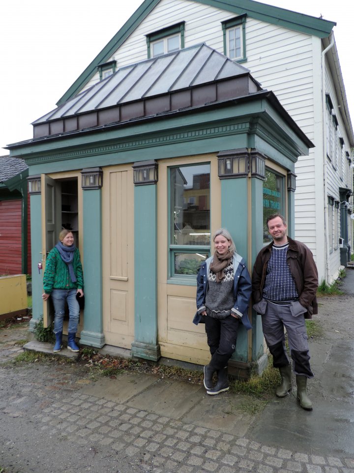 Den over 100 å gamle Tromsø-kiosken fikk nytt liv med grønne oppalsplanter. Fint å synliggjøre Dyrk Tromsø på denne måten synes Maiken, Berit og Stig. Foto: Kristy McKinnon