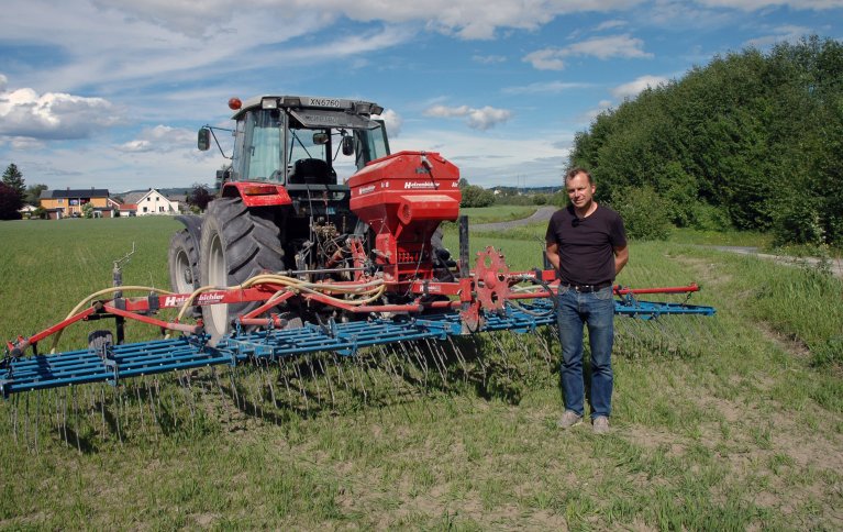 Rådgiver Anders Eggen i NLR Trøndelag demonstrerer ugrasharving i kornåker etter oppspiring. Foto:  Jon Schärer