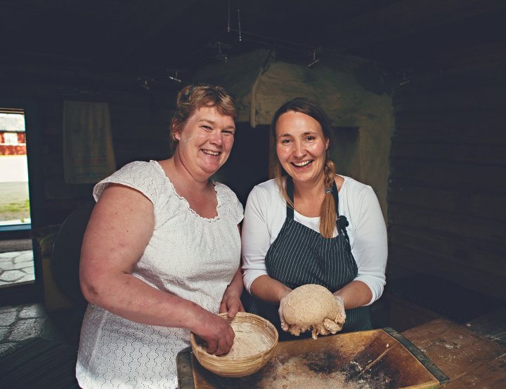 Torunn Bjerkem og Cecilie Røli fra Gullimunn AS vet mye om baking og bakekvaliteten til ulike kornsorter. Foto: Gullimunn AS