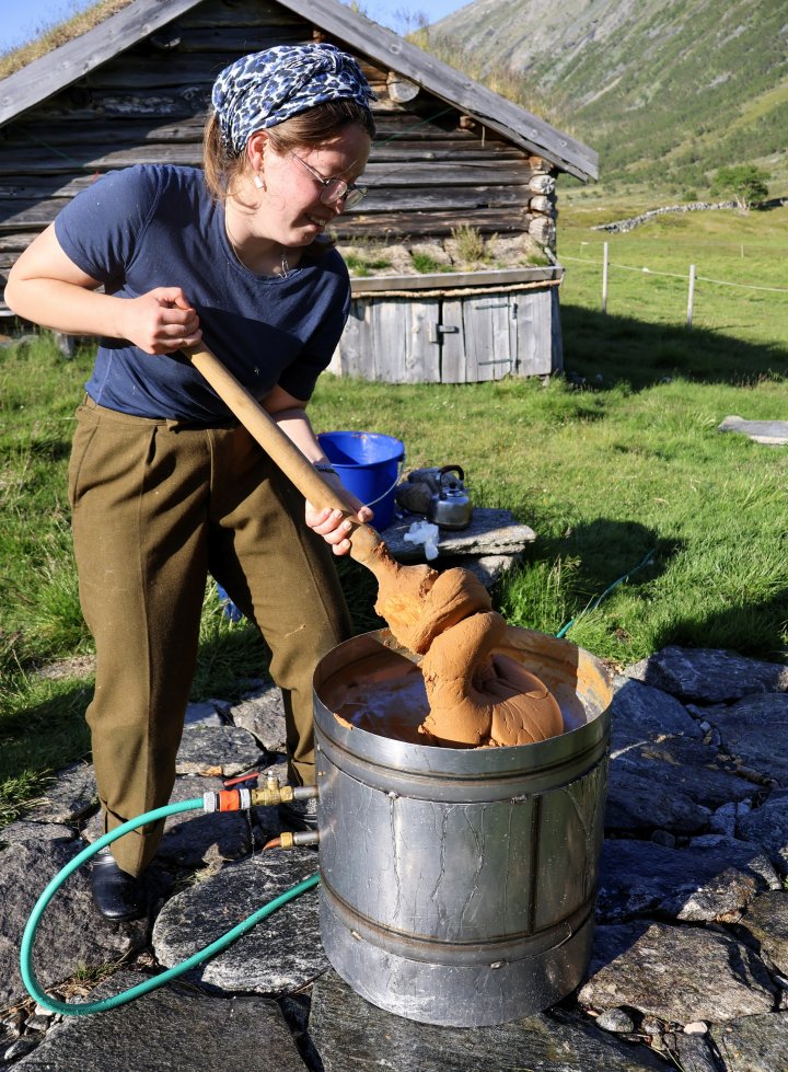 Brunostkoking krever styrke og utholdenhet. Mot slutten må ostemassen røres kraftig i kaldt vannbad mens den tykner, slik budeie Inger Marie viser her