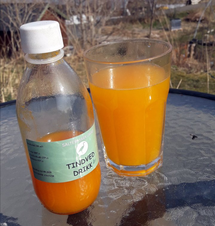 Fruktene av tindved kan gi mange ulike produkter. Dette er tindveddrikk produsert på Helgeland. Foto: Steve Saltermark