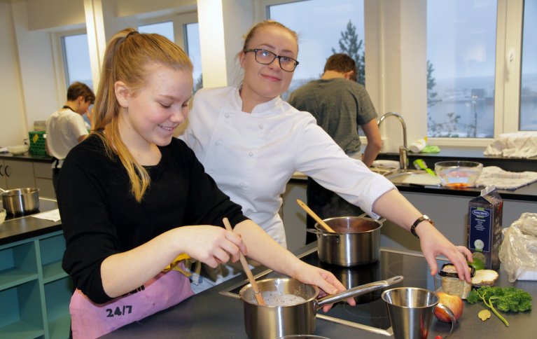 Videregående elever (i kokkeklær) er lærerer for niendeklassinger ved Nordlandet ungdomskole i Kristiansund. Foto: Anita Land