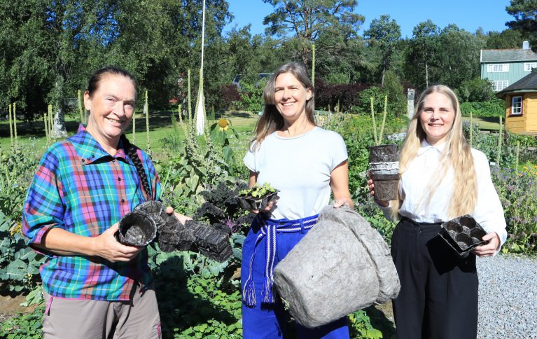 Samarbeid mellom landbruk og designere for å erstatte plast. Rådgiver Kirsty McKinnon (NORSØK) sammen med Birgitta Ralston og Silje Klepsvik (Bioregion Institute). Foto: Vegard Botterli