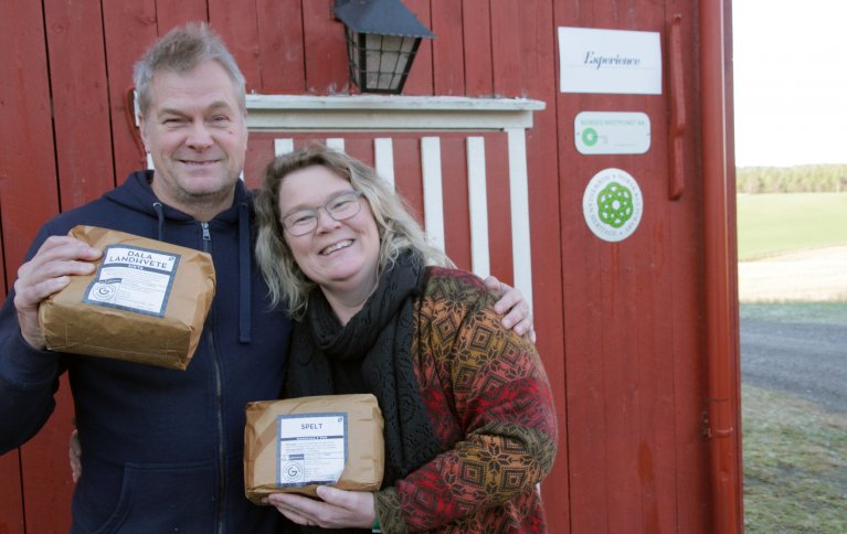 Baker Stig Terje Kristoffersen og kornbonde Torunn Hernes Bjerkem mener at mer norsk korn burde vært brukt til baking. Foto: Anita Land